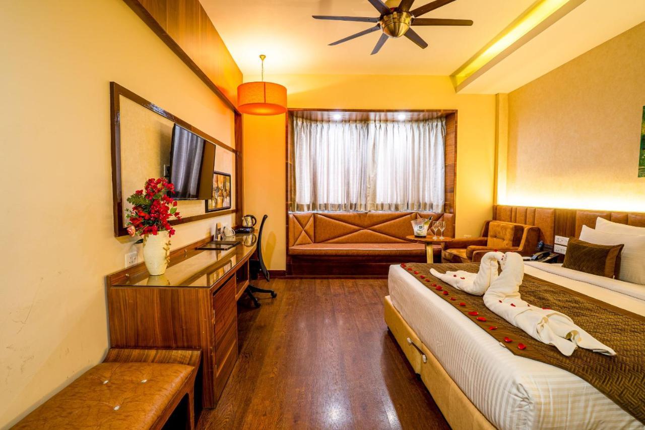 เดอะ เรเดียนต์ รีสอร์ต Hotel โคราฆปุระ ภายนอก รูปภาพ
